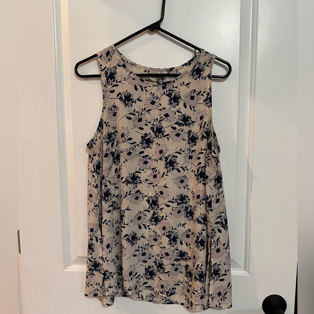Paper crane floral sleeveless women’s blouse with slit sides. Women’s Medium